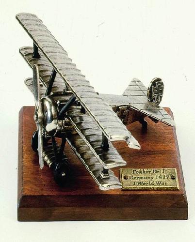 Nemecky-letoun-Fokker-Dr-I-na-podlozce